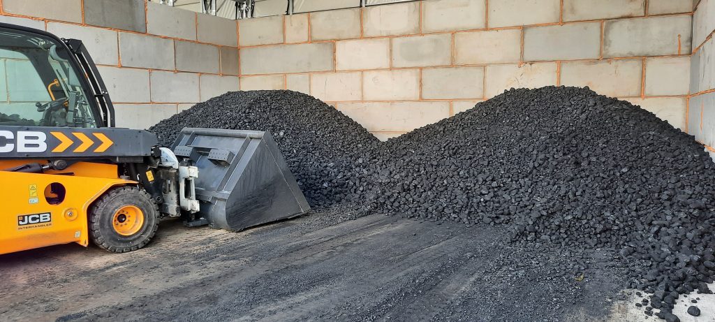 Skład węgla kamiennego, po lewej fragment koparki