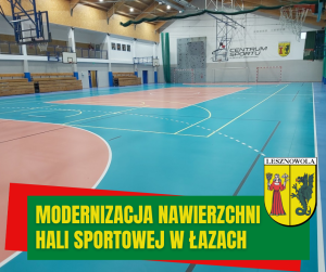 Żółty napis "Modernizacja nawierzchni hali sportowej w Łazach" na zielonym pasku. W tle hala sportowa.