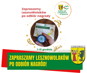 Żółty napis "Zapraszamy LesznoWolaków po odbiór nagród! na zielonym pasku. W tle znajduje się karta i pieczątka.