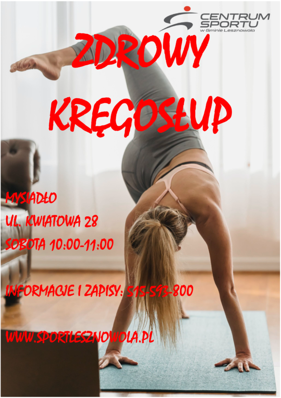 Kobieta na macie ćwiczy z nogą w górze.