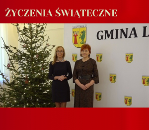 Na obrazku znajdują się dwie kobiety. W tle znajduje się choinka i ścianka gminy Lesznowola.