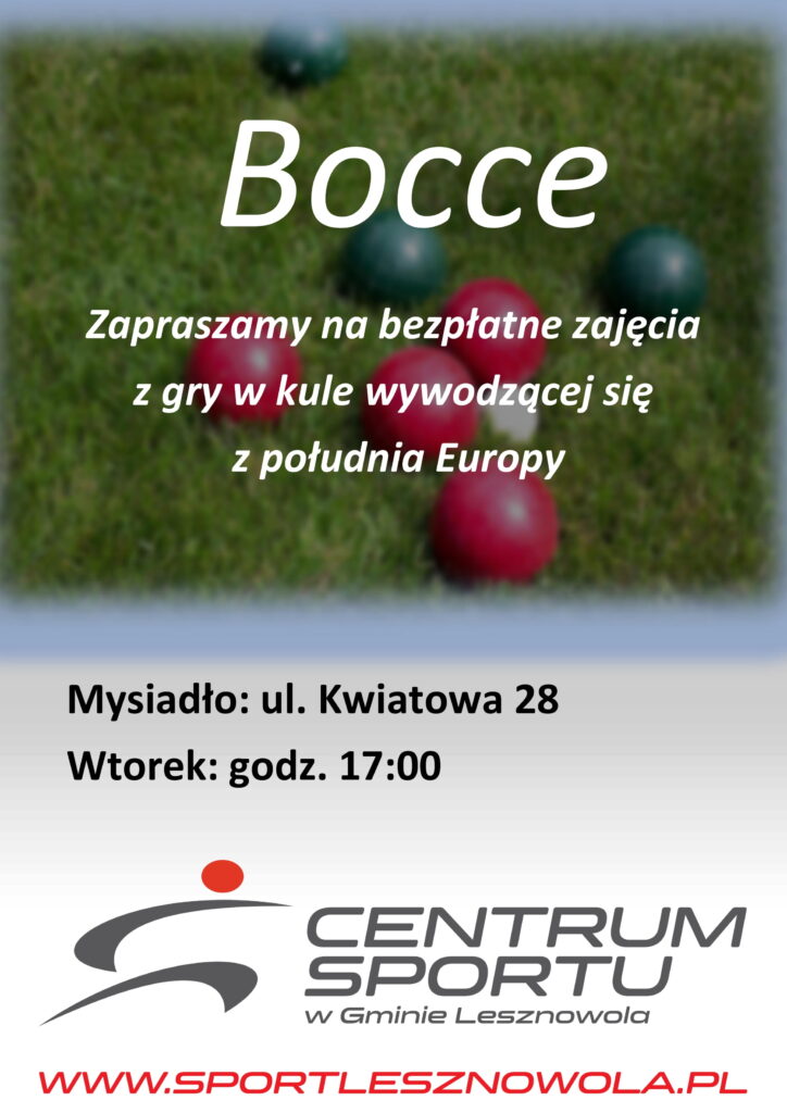 Biały napis BOCCE i kule, które leżą na trawie.