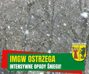 Intensywne opady śniegu w lesie.