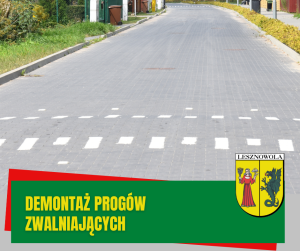 Frgment drogi z kostki brukowej z namalowanymi buałymi oznaczeniami poziomymi, na dole na zielonym pasku napis: DEMONTAŻ PROGÓW ZWALNIAJĄCYCH, PO PRAWEJ HERB GMINY.