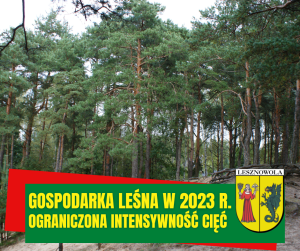 Las, wysokie drzewa iglaste. Na dole na zielonym pasku napis: GOSPODARKA LESNA 2023 R. ZMNIEJSZONA INTENSYWNOŚC CIĘĆ. Na dole po prawej herb gminy.