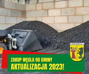 Żółty napis Zakup węgla od gminy Aktualizacja 2023! na zielonym pasku. W tle koparka przerzuca węgiel.