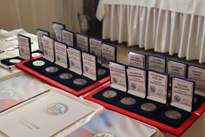 Medale i dyplomy na stole.