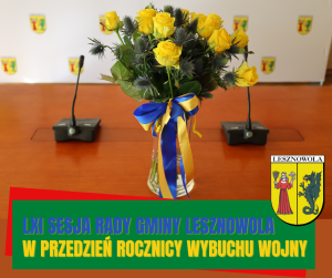 Na stole niebiesko-żółty bukiet kwiatów