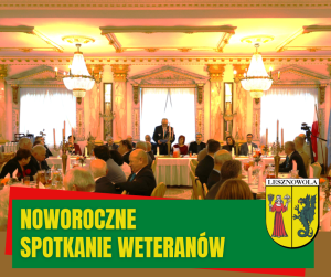 Żółty napis Noworoczne spotkanie weteranów na zielonym pasku. W tle dużo osób siedzi przy stołach.