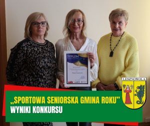 Żółty napis „Sportowa Seniorska Gmina Roku” i biały napis wyniki konkursu na zielonym pasku. W tle trzy kobiety. Kobieta po środku trzyma dyplom.