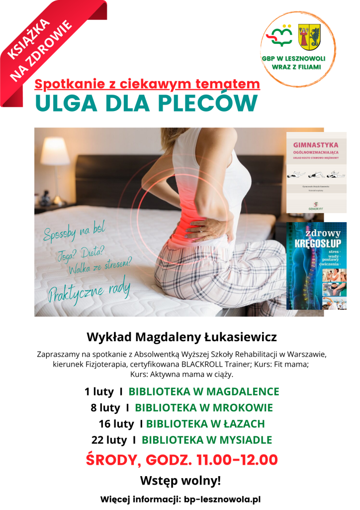 Kobieta w piżamie siedzi na łóżku i z powodu bólu trzyma się na plecy.