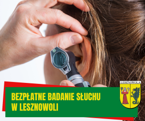 Żółty napis Bezpłatne Badanie Słuchu w Lesznowoli na zielonym pasku. W tle lekarz bada specjalnym przyrządem ucho kobiety.