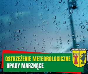 Szyba z kroplami deszcz, ciemnoniebieskie niebo