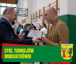 Turniej minisiatkówki, na zdjęciu dwóchjh mężczyzn - Dyrektor Rafał Skorek odbierający wyróżnienie