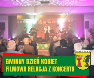 Zdjęcie z koncertu, widownia tyłem na scenie zespół i wokalista w białej marynarce.