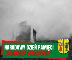 Biały napis Narodowy Dzień Pamięci i czerwony napis „Żołnierzy Wyklętych” na zielonym pasku. W tle żołnierz we mgle.