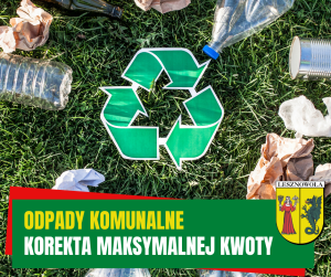 Żółty napis odpady komunalne i biały napis korekta maksymalnej kwoty na zielonym pasku. W tle różne śmieci (butelki, papiery i puszki) na trawie i po środku znak recyklingu.