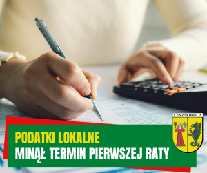 Żółty napis Podatki lokalne i biały napis Minął termin pierwszej raty na zielonym pasku. W tle kobieta liczy i zapisuje dane.