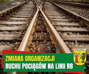 Żółty napis "Zmiana organizacji" i biały napis "ruchu pociągów na linii R8" na zielonym pasku. W tle widać dwa tory kolejowe.