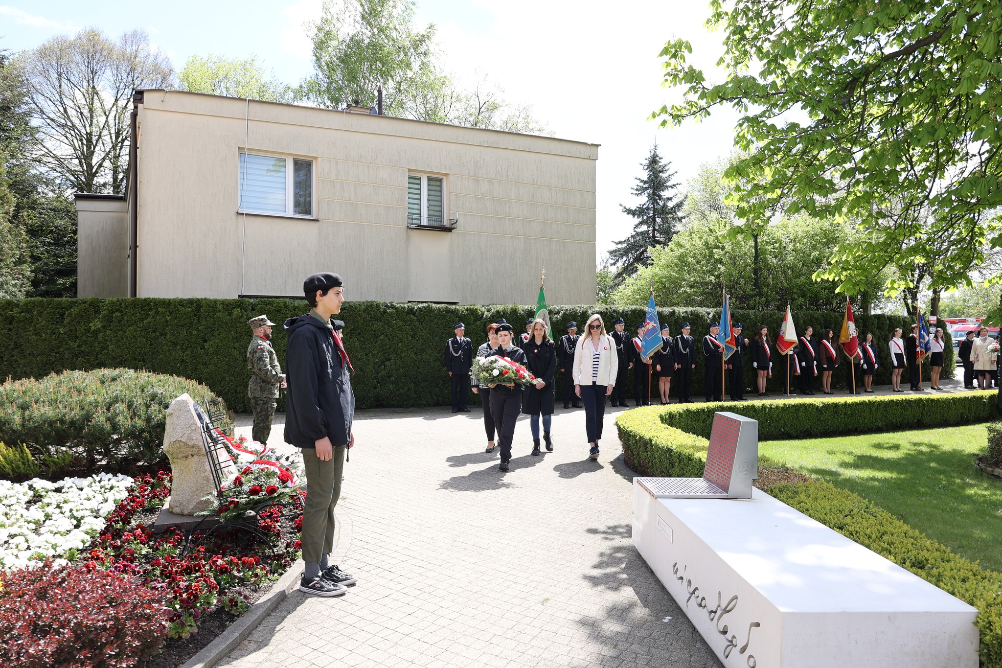 Przedstawiciele Koła Platformy Obywatelskiej składają kwiaty przed pomnikiem.