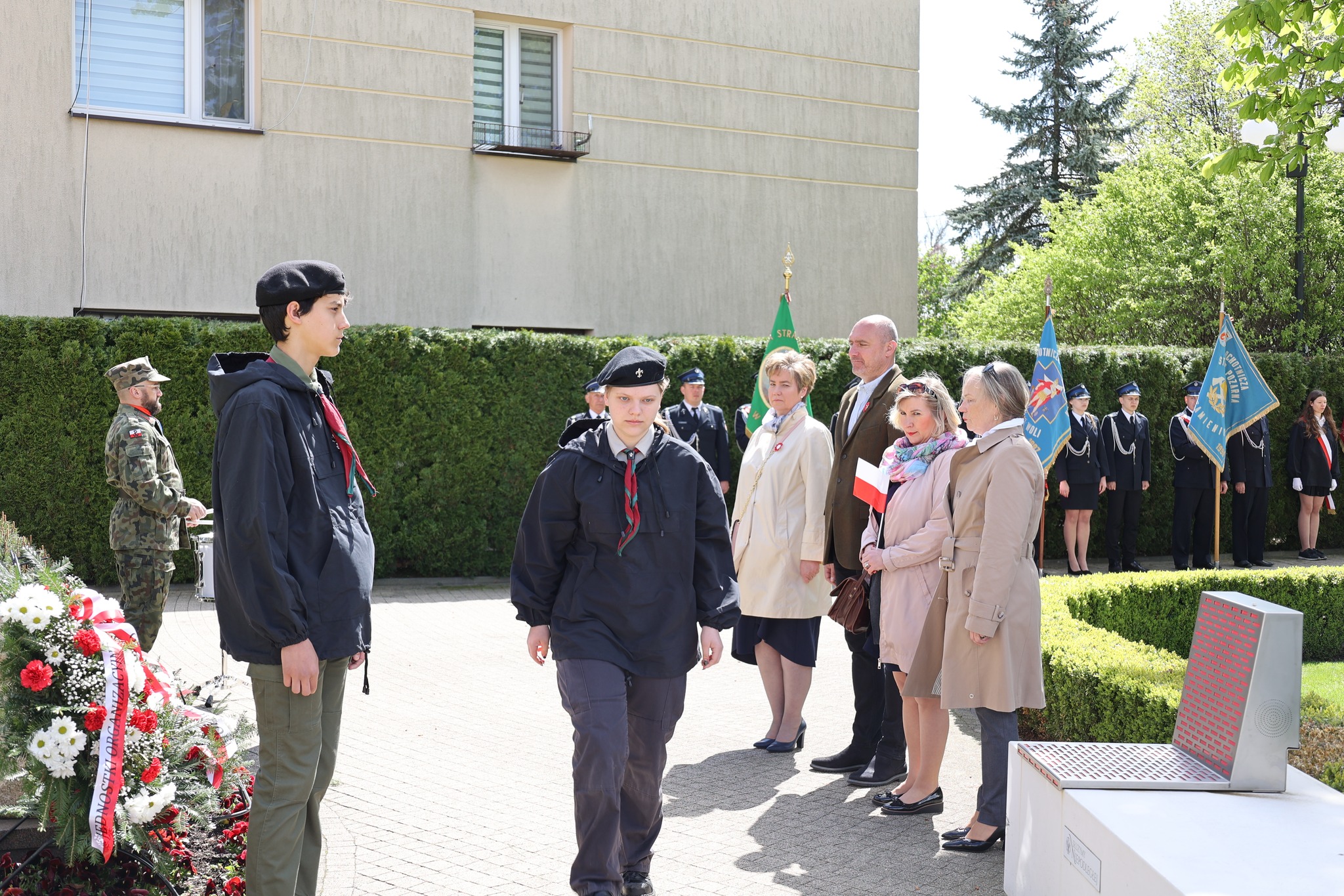 Przedstawiciele Jednostek Organizacyjnych Gminy Lesznowola składają kwiaty przed pomnikiem.