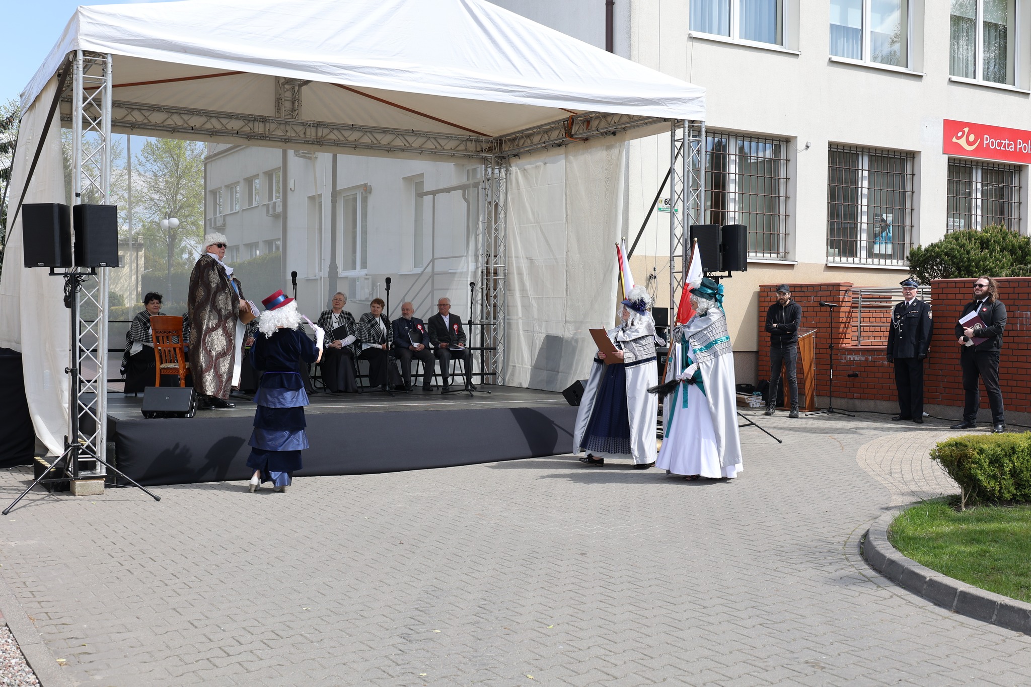 Trzy aktorki i aktor odgrywają scenkę.