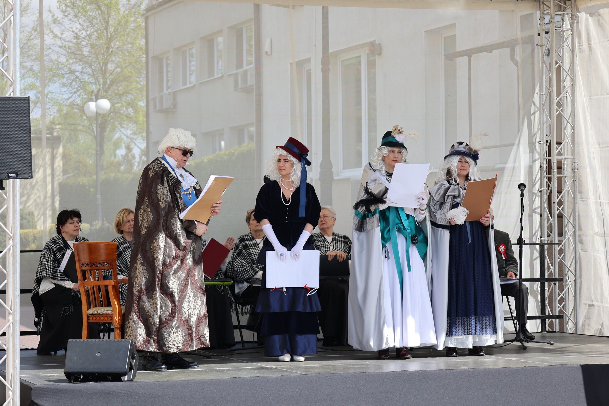 Trzy aktorki i aktor czytają Konstytucję 3 Maja.