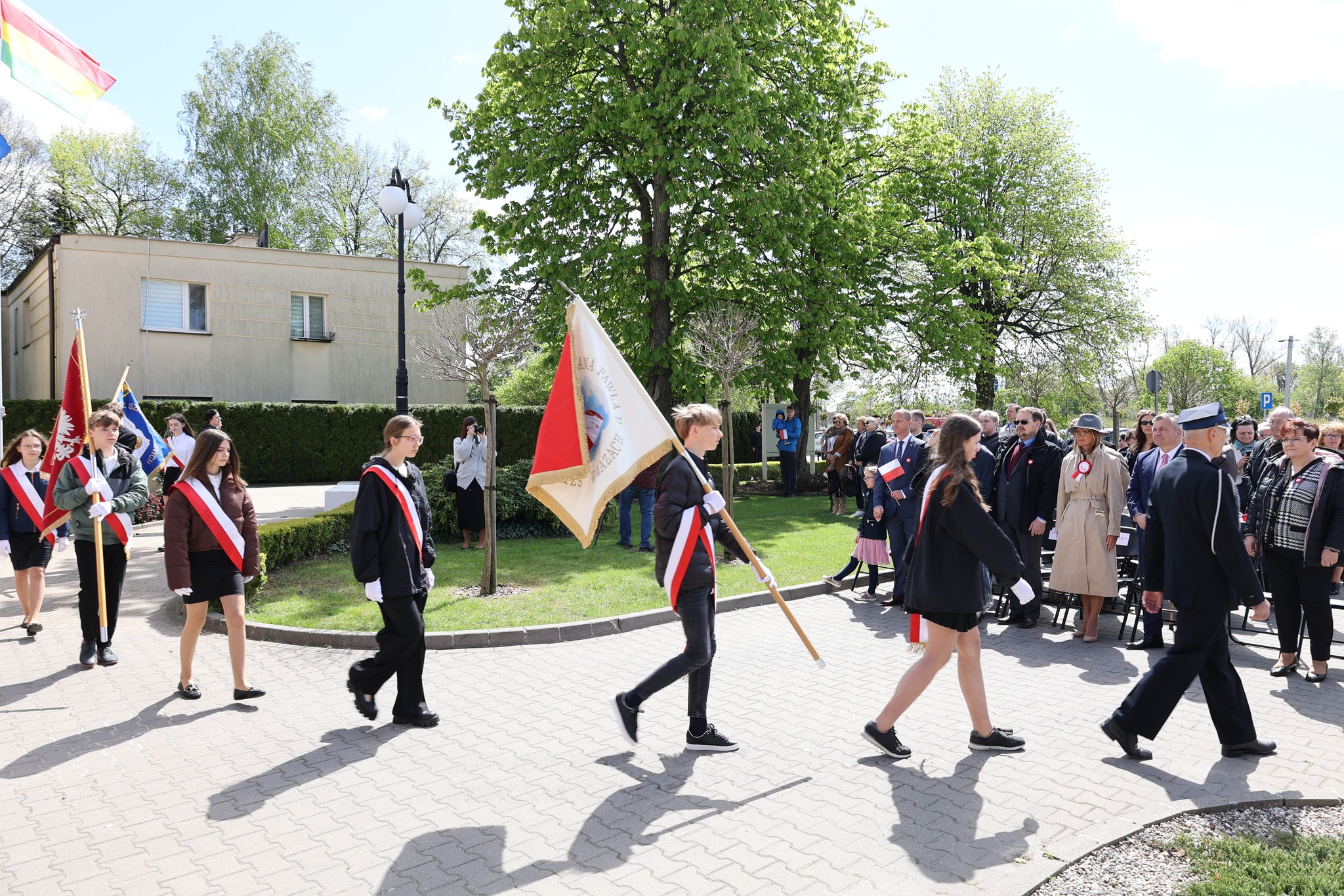 Przybyli goście oglądają przedstawienie.