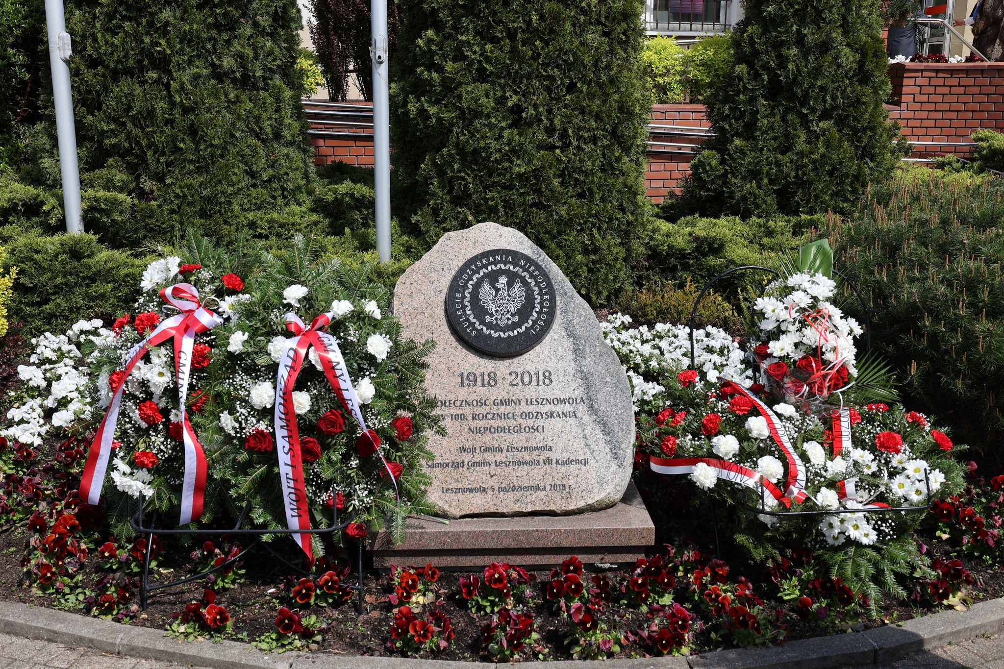 Pamiątkowy obelisk upamiętniający 100. Rocznicę Odzyskania Niepodległości przed Urzędem Gminy Lesznowola