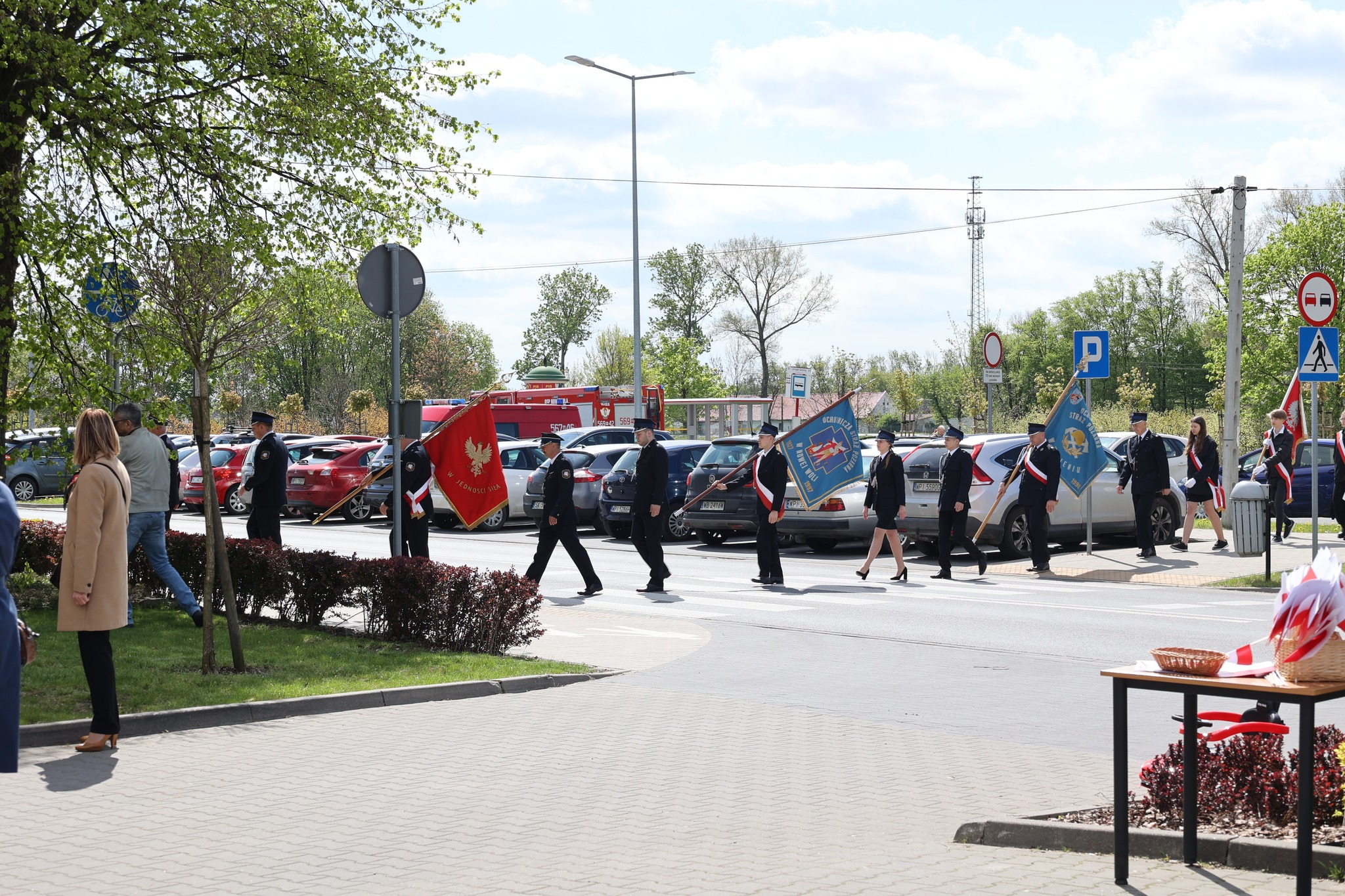 Strażacy wnoszą sztandary.