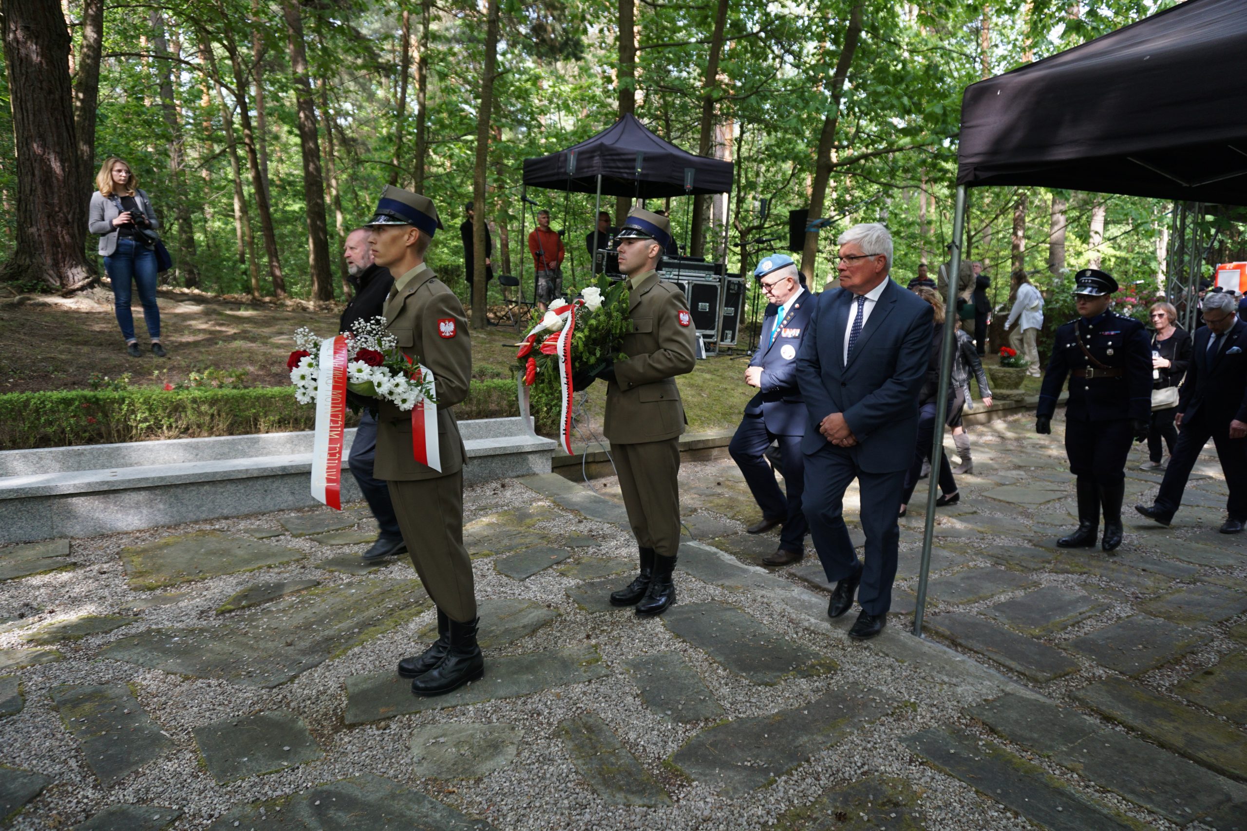 Uroczyste złożenie kwiatów