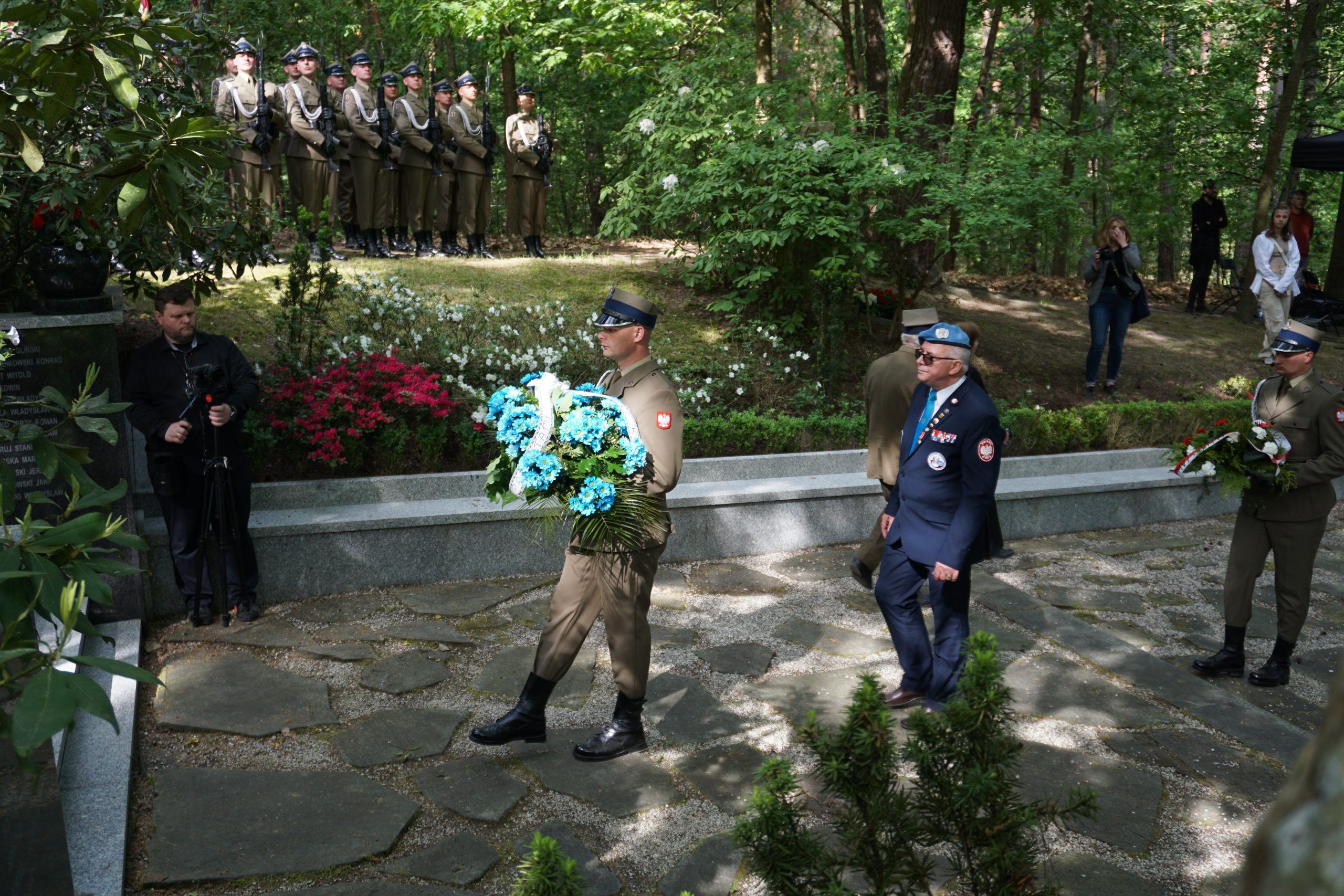 Uroczyste złożenie kwiatów