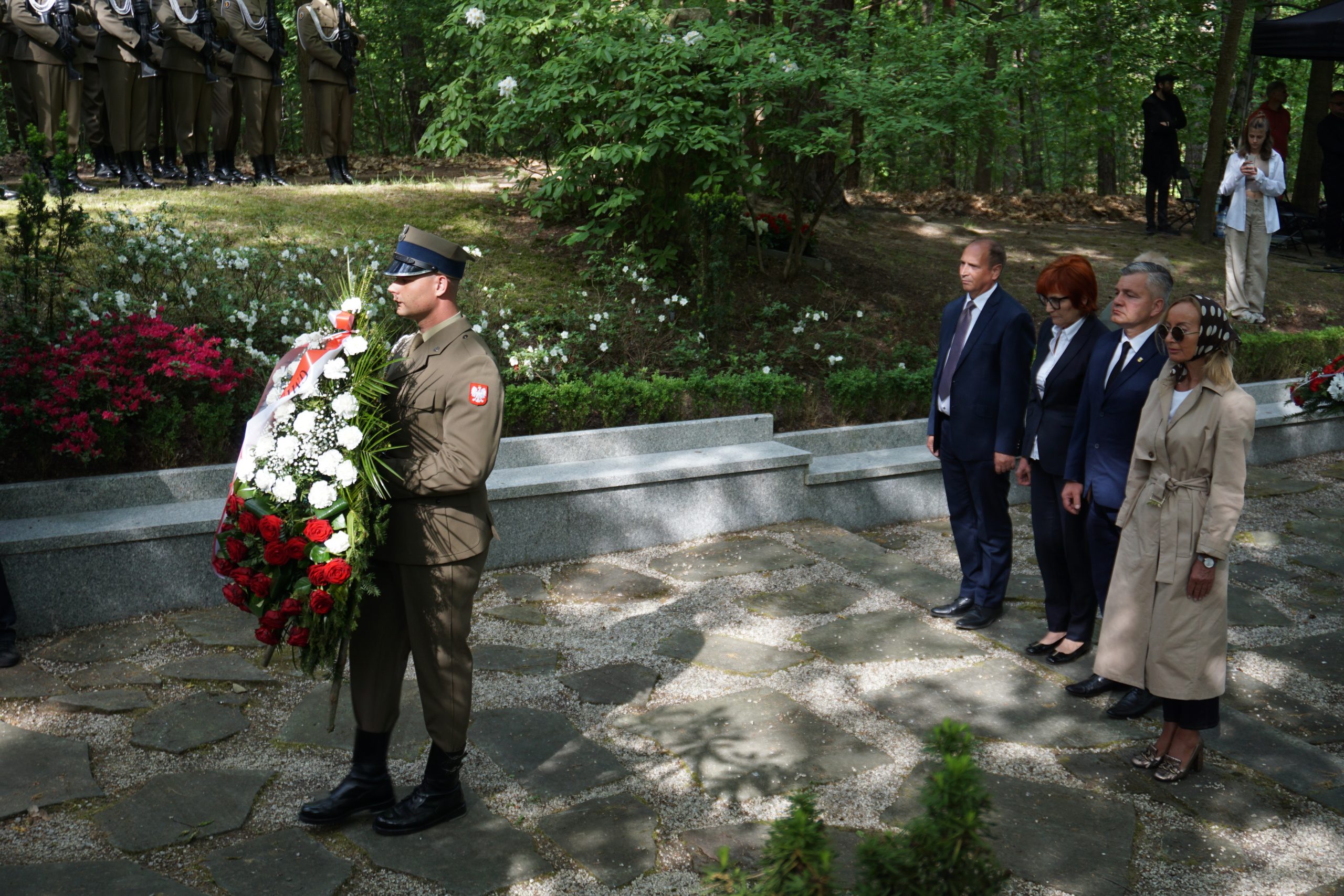 Uroczyste złożenie kwiatów