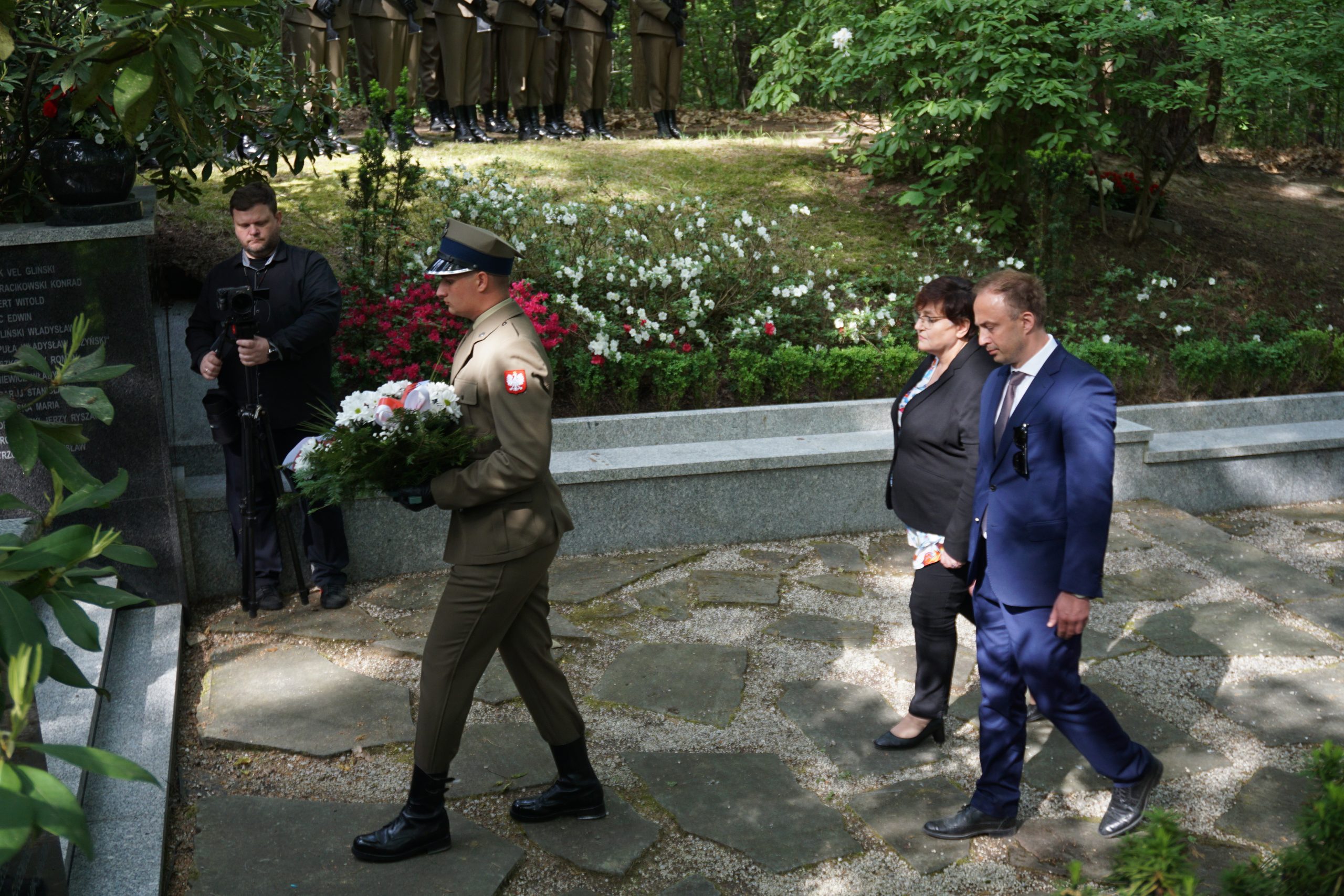 Uroczyste złożenie kwiatów