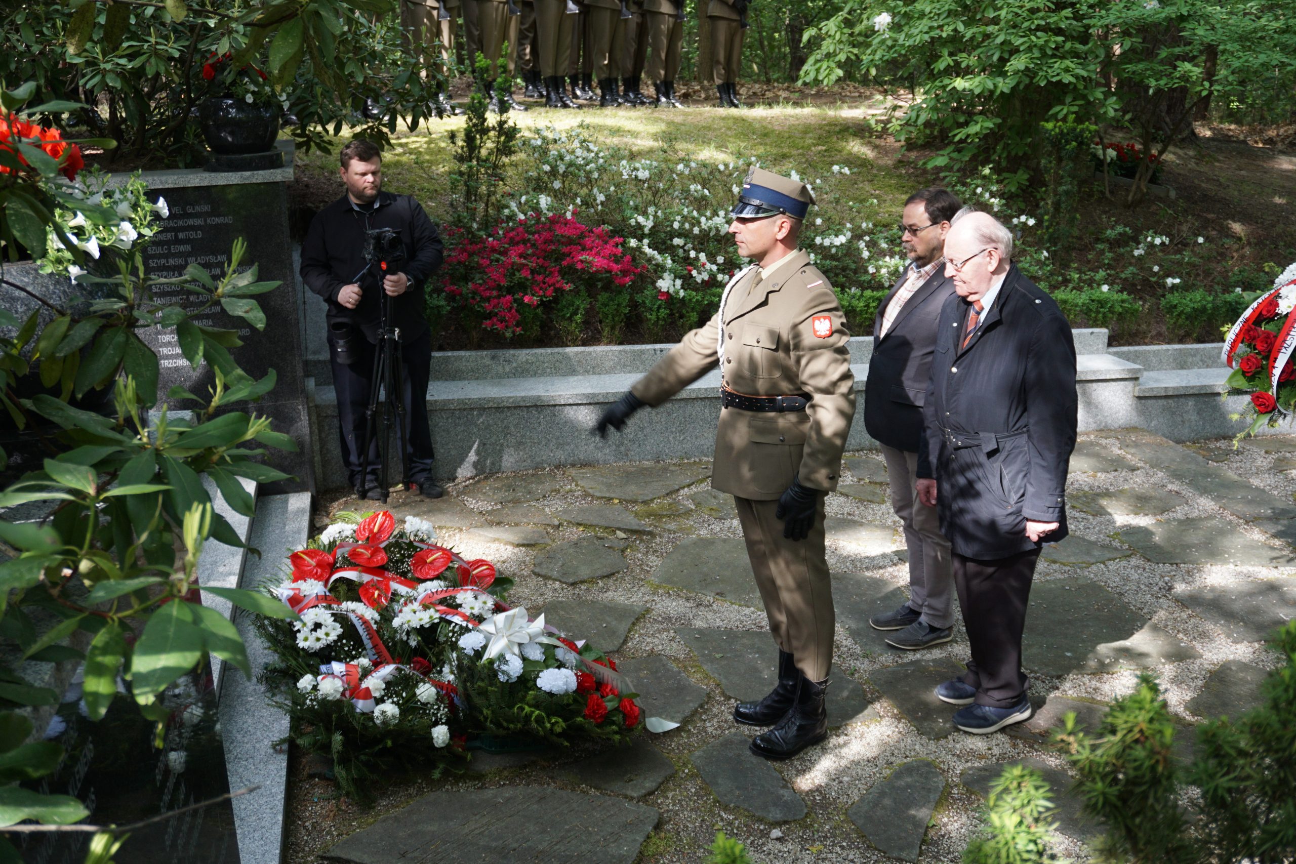 Uroczyste złożenie kwiatów