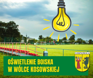 Zdjęcie boiska piłkarskiego, u góry rysunek świecącej, żółtej żarówki. Na dole na zielonym pasku napis; OŚWIETLENIE BOISKA W WÓLCE KOSOWSKIEJ, obok po prawej herb Gminy Lesznowola.