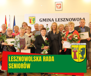 Grupa osób. Kobiet i Mężczyzn z kwiatami i podziękowaniami.