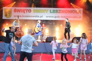 Zdjęcie zespołu na scenie - Święto Gminy Lesznowola