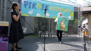 Licytacja fantów na scenie.