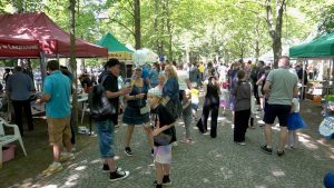 Ludzie w parku przed Kościołem św. Marii Magdaleny w Magdalence.