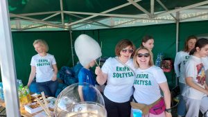 Osoby w namiocie Sołtysa. Dwie kobiety pozują do zdjęcia. Jedna z nich trzyma dużą watę cukrową.