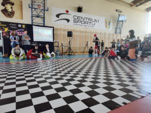 Tancerze przygotowują się do tańca.