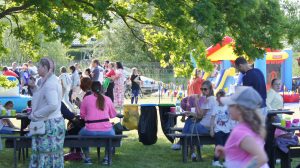 Ludzie siedzą i konsumują zakupione produkty.