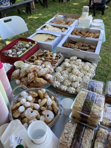 Różne ciastka na stoisku organizatora.