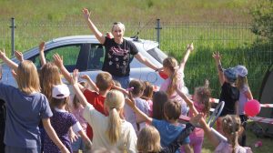 Dzieci powtarzają ruchy po instruktorce