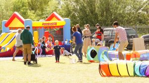 Dzieci i dmuchańce.