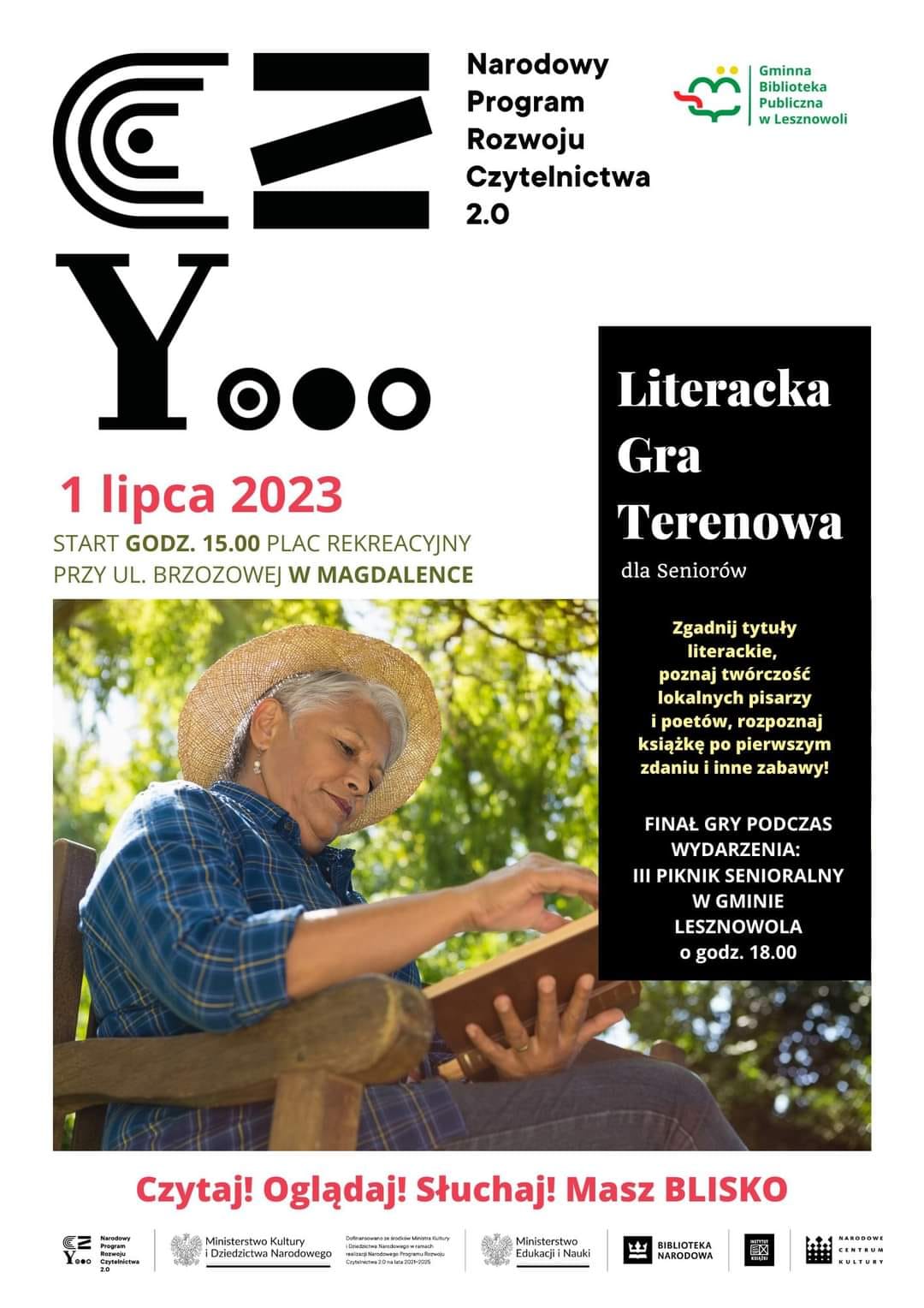 Senior w kapeluszu z książką. GRA TERENOWA dla Seniorów