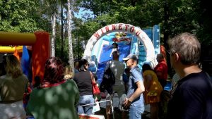 Ludzie stoją przed duchańcem.