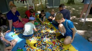 Dzieci układają lego na kolorowych matach.
