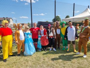 Osoby w przebraniach pozują do zdjęcia.